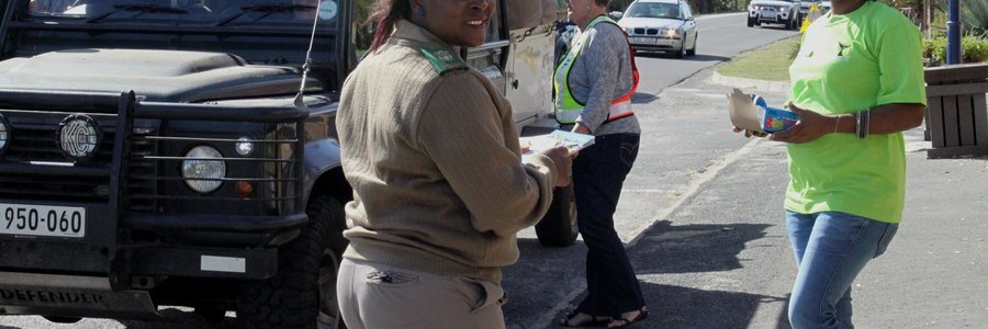 Soos gebruiklik is besoekers en vakansiegangers weer met â€˜n â€œVriendelike Padblokkadeâ€ deur Gansbaai Toerisme, Gansbaai PolisiÃ«ringsforum, verkeersdienste en Gansbaai SAPD verwelkom. Enkele geskenkpakkies en inligtingsbrosjures is aan inkomende besoekers oorhandig, met goeie wense vir â€˜n aangename verblyf in Gansbaai en omgewing. (Foto: Brenda du Toit)